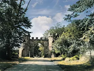 Gatehouses: TOLLYMORE BARBICAN GATE