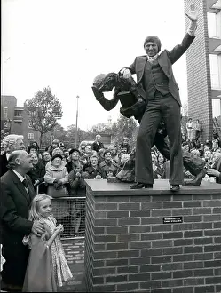 Rotherhithe: Tommy Steele, Bermonsey Boy statue