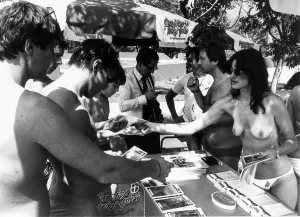 Doebling: Topless hostesses distributing the Newspaper Wien