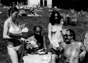 Bathes: Topless hostesses distributing the Newspaper Wien
