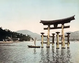 Torii: Torii, Lake Ashi, Hakone, Japan