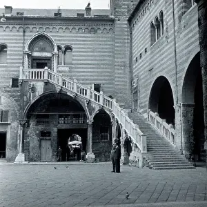 Verona: Torre dei Lamberti, Piazza delle Erbe, Verona, Italy