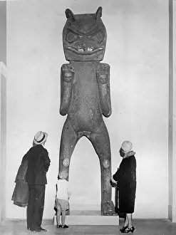 Totem: Totem pole in the form of a bear
