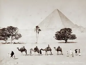 Egyptomania: Tourists in front of the