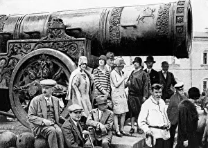 Biggest: Tourists before the biggest cannon of the world, 1920s
