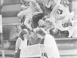Michaelerplatz: Tourists with a city map at Michaelerplatz
