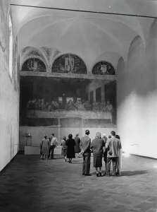 Grazie: Tourists looking at Leonardo da Vinci's last