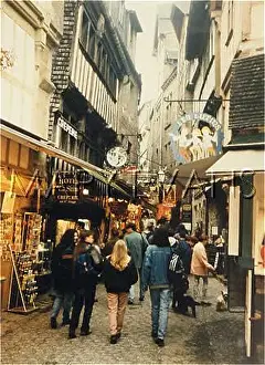 Thronged: TOURISTS, MT ST MICHEL