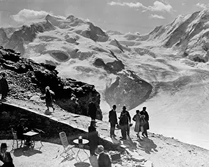 Breathtaking: TOURISTS IN SWITZERLAND