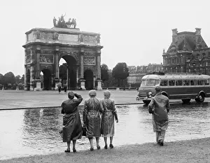 Raincoats: Tourists viewing the Arc de Triomphe du Carrousel