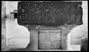 Meon: Detail of a Tournai font with a square bowl