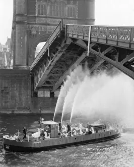 Expand: Tower Bridge jams in summer heat