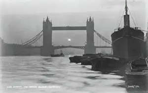 Sundown: Tower Bridge at Sundown - London, England