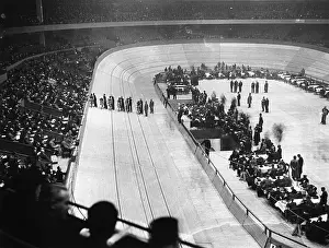 Helpers: Track cycling in the Deutschlandhalle, 1937