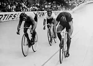 Helpers: Track cyclist in Paris, 1943