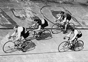 Olympiabahn: Track cyclists in Berlin, 1932