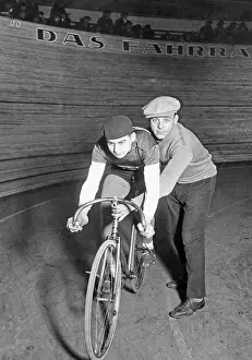 Helpers: Track cyclists and helpers, 1934