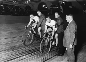 Jerseys: Track cyclists before the start, 1929