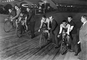 Omnium: Track cyclists before the start, 1929