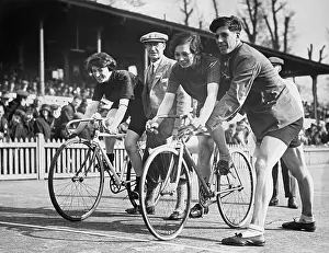 Helpers: Track cyclists before the start, 1929