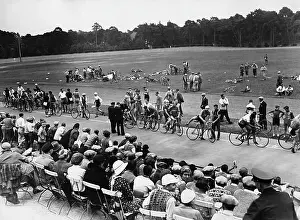 Jerseys: Track cyclists before the start, 1931
