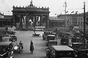 Roundabout: Traffic at the Brandenburg Gate, 1927