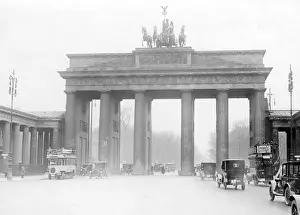 Quadriga: Traffic through the Brandenburg Gate in Berlin, around 1925