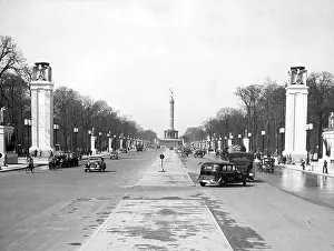 Juni: Traffic on the East-West axis in Berlin, 1939