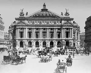 Garnier: Traffic on the Place de l'Opera in front of the Opera Garnie