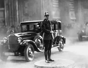 Asphalt: Traffic policeman, 1929