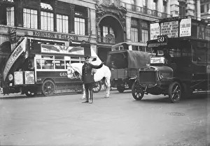 TRAFFIC POLICEMAN 1930S