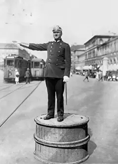 Directs: Traffic policeman in Munich, 1929