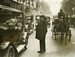 Regulate: Traffic policeman in Paris, 1930's