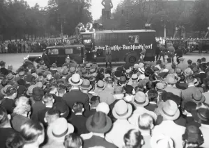 Transmitted: Transmission of a speech of Hitler on the Koenigsplatz in