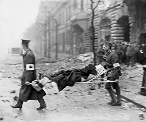 Paramedics: Transportation of a victim during the Spartacus uprising in