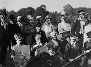 Guises: TRAVELLING CLOWNS