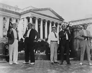 Rs4wnlcgr: Treasury Dept. guards shipment of silver dollars