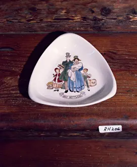 Drostdy: Triangular bowl commemorating the arrival of 1820 Settlers
