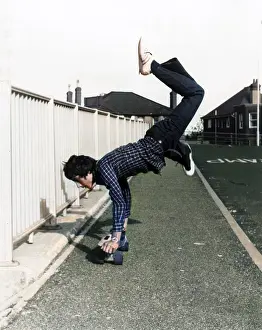 Skateboard: TRICKS ON SKATEBOARD