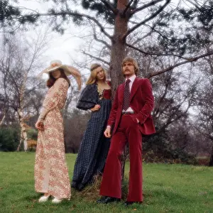 Sk-images: Trio of retro models in evening attire