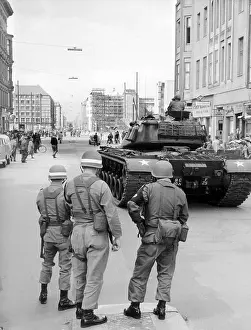 Seperated: Troops of US army at border crossing point Friedrichstrasse