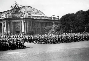 Schaumburg: Troops parade along the Champs-Elysee in Paris, 1940