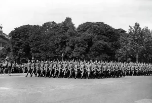 Schaumburg: Troops parade along the Champs-Elysee in Paris, 1940