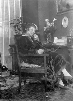 Hesterberg: Trude Hesterberg in her apartment, 1917