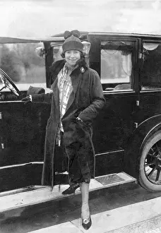 Hesterberg: Trude Hesterberg in front of her car, 1925