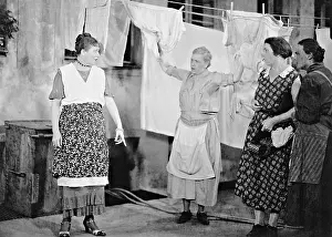Housewives: Trude Hesterberg and Ida Wust
