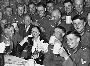 Trude: Trude Hesterberg with soldiers, 1936