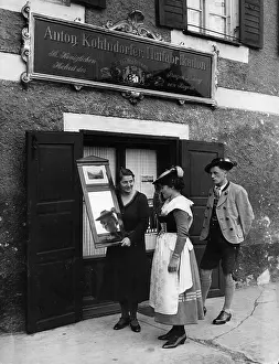 Milliner: Trying on hats in Miesbach, 1945