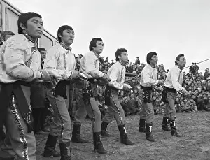 Tuvinian: Tuvan jugglers and equilibrists troupe