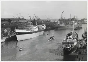 Gerald Wilson Collection: TYNESIDE SHIPYARD